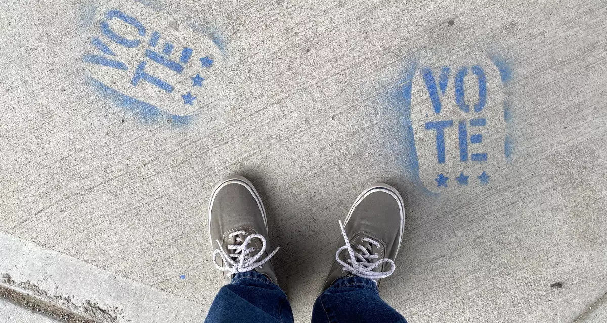 Symbolbild Vote-Graffiti auf dem Bürgersteig. Foto: unsplash.com | Phil Scroggs