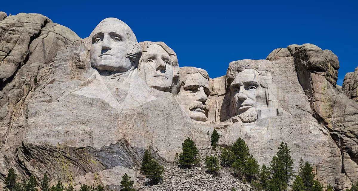 Mount Rushmore in South Dakota mit den vier ehemaligen Präsidenten George Washington, Thomas Jefferson, Theodore Roosevelt, Abraham Lincoln (von links nach rechts).