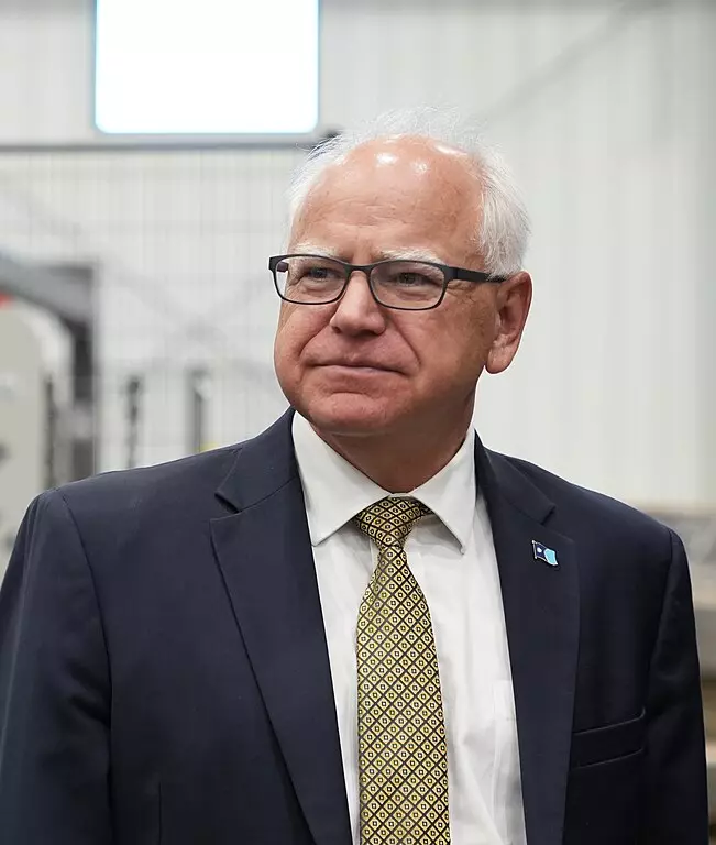 Timothy James „Tim“ Walz ist seit 2019 Gouverneur von Minnesota und wurde im August 2024 von Kamala Harris als Running Mate benannt. 