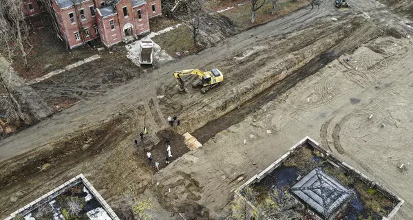Massengrab auf Hart Island am 8. April 2020. Foto: picture alliance / AP, John Minchillo