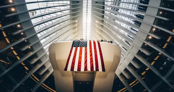 Amerikanische Flagge. Foto: unsplash.com/Augusto Navarro