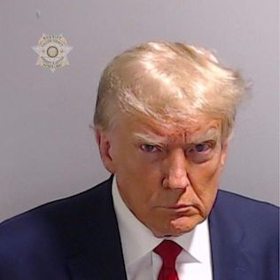 Offizielles Polizeifoto „Mugshot“ von Donald Trump, nachdem dieser sich am 24. August 2023 freiwillig den Behörden des Fulton County Jail in Atlanta, Georgia stellte. Foto: Wikimedia (fair use) | Fulton County Sheriff's Office, State of Georgia